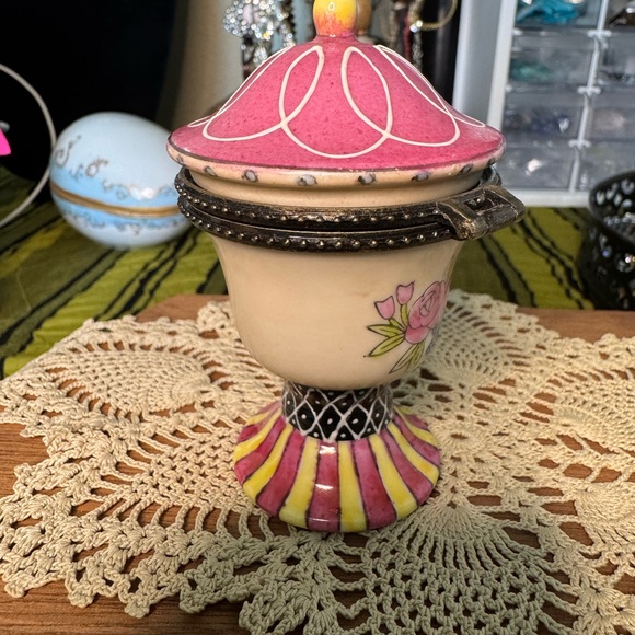 Porcelain Floral Trinket Box with Pink Lid - Picture 4 of 14